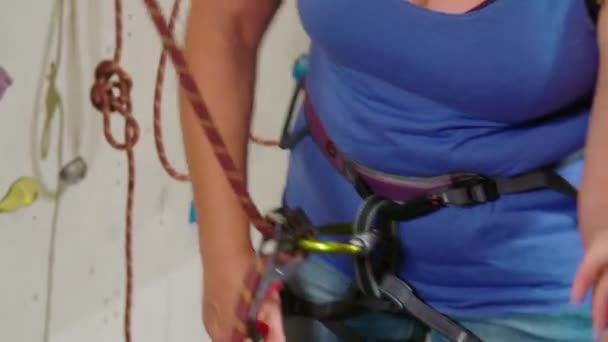 Indoor Kletterkurs Mit Instruktorin Und Zwei Bergsteigerinnen Hochwertiges Filmmaterial — Stockvideo