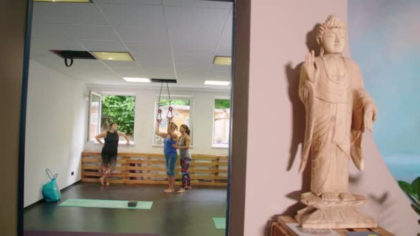 Статуя Будды Свечи Студии Йоги Высококачественные Кадры — стоковое видео