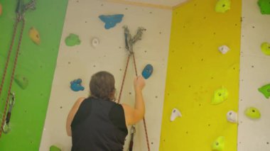 Kadın eğitmen ve iki kadın tırmanışçı ile kapalı bir tırmanış kursu. Yüksek kalite 4k görüntü