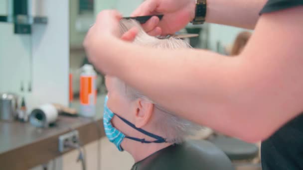 发型师在日冕时代与客户在一起 高质量的4K镜头 — 图库视频影像