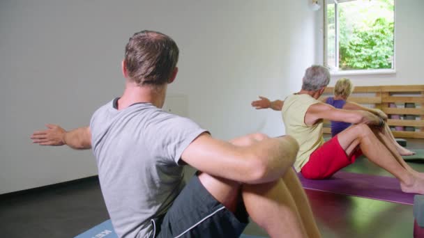 Yoga Kurs Studio Zum Aufwärmen Verschiedenen Posen Hochwertiges Filmmaterial — Stockvideo