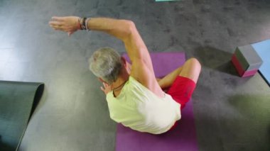 Stüdyoda yoga dersi farklı pozlarda ısınıyor. Yüksek kalite 4k görüntü