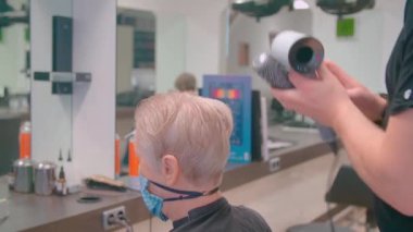 Corona Times 'da müşteriyle berber. Yüksek kalite 4k görüntü