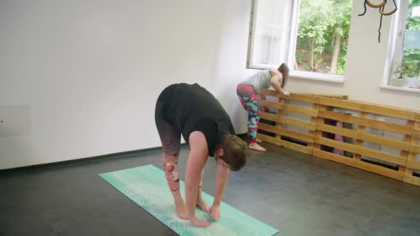 演播室里的女子瑜伽课热身和伸展 高质量的4K镜头 — 图库视频影像