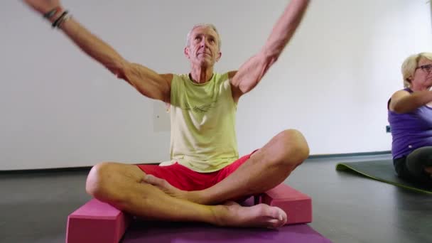 演播室里的瑜伽课以不同的姿势热身 高质量的4K镜头 — 图库视频影像