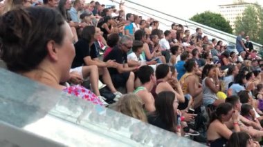 Kalabalık tezahürat yapıyor ve alkışlıyor. Yüksek kalite 4k görüntü