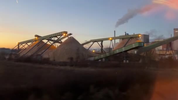 Zug Passiert Papierfabrik Mit Stapeln Hochwertiges Filmmaterial — Stockvideo