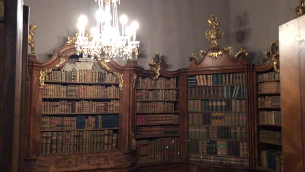 Tarihi Kitaplarla Dolu Tarihi Bir Kütüphane Yüksek Kalite Görüntü — Stok video
