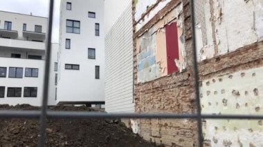 Modern iş binası ve inşaat çukuru. Yüksek kalite 4k görüntü