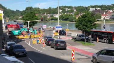 Linz Manzarası 'ndan Donau' ya inşaat alanı ve trafik. Yüksek kalite 4k görüntü
