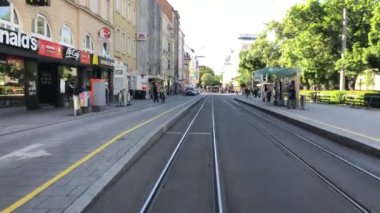 Linz tramvayı arkadan göründü. Yüksek kalite 4k görüntü