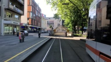 Linz tramvayı arkadan göründü. Yüksek kalite 4k görüntü