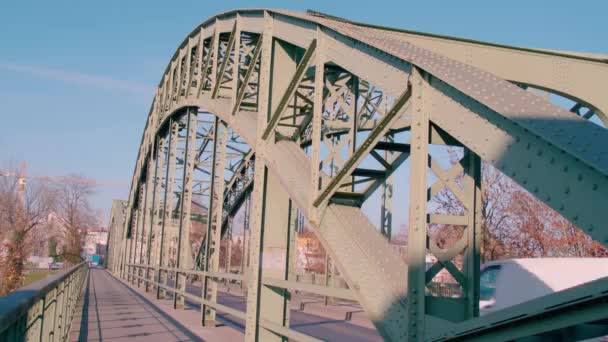オーストリア北部のウェルズ州のトラウン川にかかる歴史的な鉄橋の時間経過 高品質4K映像 — ストック動画