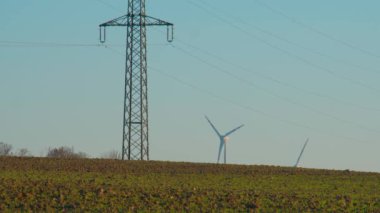 Güzel bir akşam ışığında rüzgar türbinleri. Yüksek kalite 4k görüntü