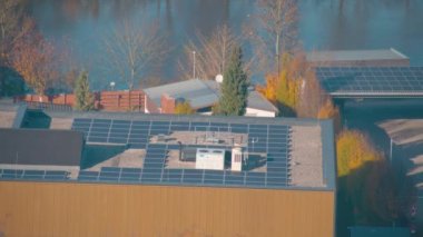 Kamu binasının güneş çatısı. Yüksek kalite 4k görüntü