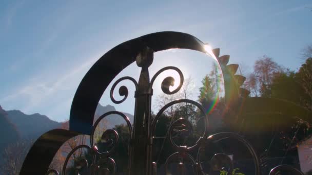 Ferreiro Trabalha Cemitério Com Sol Brilhar Imagens Alta Qualidade — Vídeo de Stock