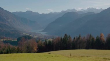 Arka planda Dachstein buzulu ile Hallstatt Gölü üzerinde zaman ayarlı görüntü. Yüksek kalite 4k görüntü