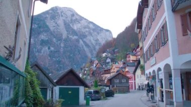 Hallstatt şehir merkezinde, tepede güzel evler var. Yüksek kalite 4k görüntü