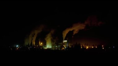 Gece vakti güzel dumanlı kağıt fabrikası. Yüksek kalite 4k görüntü