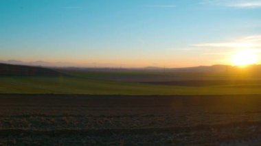 Güzel bir akşam ışığında rüzgar türbinleri. Yüksek kalite 4k görüntü