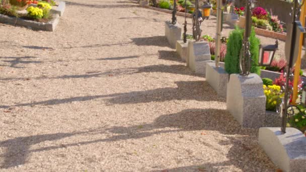 Demirci Işi Mezar Taşlarıyla Dolu Traunkirchen Mezarlığı Yüksek Kalite Görüntü — Stok video