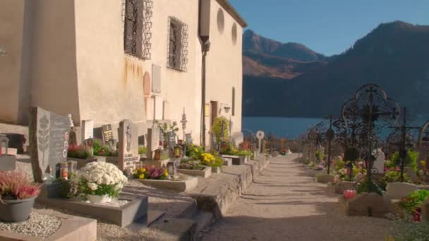Demirci Işi Mezar Taşlarıyla Dolu Traunkirchen Mezarlığı Yüksek Kalite Görüntü — Stok video
