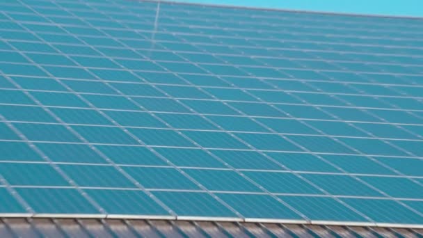 Ahırdaki Güneş Işığında Fotovoltaik Çatı Panelleri Yüksek Kalite Görüntü — Stok video