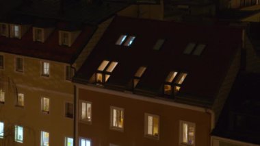 Linz geceleri Schlossmuseum 'dan izleniyor. Yüksek kalite 4k görüntü