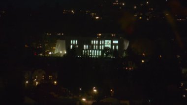 Linz geceleri Schlossmuseum 'dan izleniyor. Yüksek kalite 4k görüntü