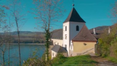 Aşağı Avusturya 'da Tuna nehrinin yukarısındaki Schoenbuehel Manastırı. Yüksek kalite 4k görüntü