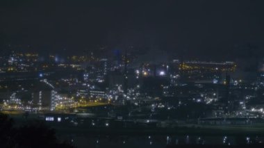 Geceleri Linz çelik fabrikası. Yüksek kalite 4k görüntü