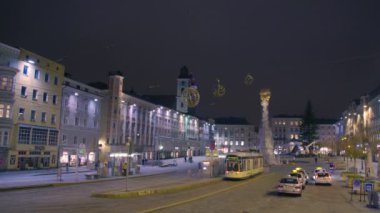 Linz Hauptplatz 'ın gece zamanı. Yüksek kalite 4k görüntü