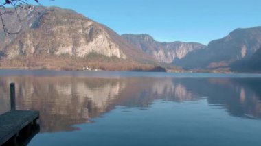 Salzkammergut, Yukarı Avusturya 'daki sakin Hallstatt Gölü' nde tava. Yüksek kalite 4k görüntü