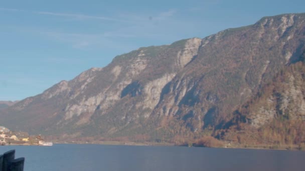 オーストリア北部のザルツカンマーグートにある静かなハルシュタット湖の向こうにパン 高品質4K映像 — ストック動画