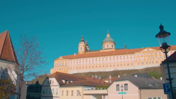 ベネディクト修道院 英語版 はオーストリアのローワー ワコーのメルクの町の上にある 高品質4K映像 — ストック動画