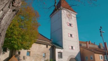 Avusturya 'nın yukarısındaki Ledererturm tarihi şehir kulesi. Yüksek kalite 4k görüntü
