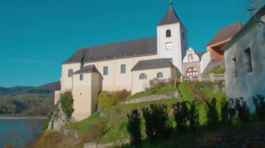 Aşağı Avusturya 'da Tuna nehrinin yukarısındaki Schoenbuehel Manastırı. Yüksek kalite 4k görüntü