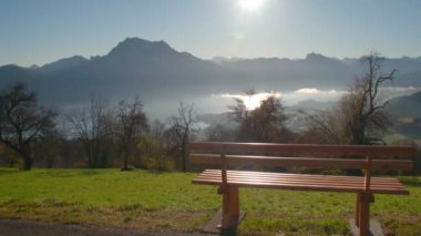 Traunstein ve Traunsee ile Gmundnerberg yedek kulübesinde. Yüksek kalite 4k görüntü