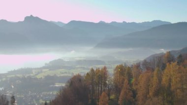 Traunstein ve Traunsee ile Gmundnerberg yedek kulübesinde. Yüksek kalite 4k görüntü