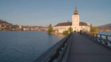 Traunsee Gölü 'ndeki Schloss Ort' un günbatımı manzarası. Yüksek kalite 4k görüntü