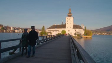 Traunsee Gölü 'ndeki Schloss Ort' un günbatımı manzarası. Yüksek kalite 4k görüntü