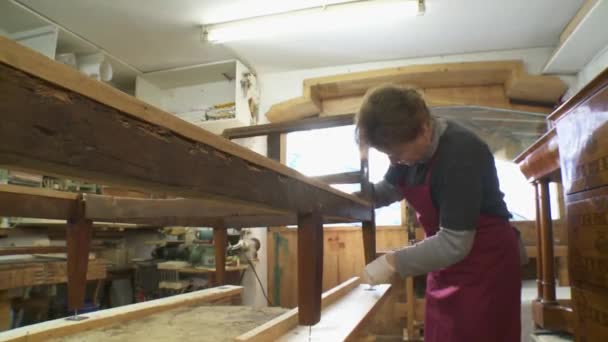 Restaurador Muebles Ayudante Trabajo Taller Imágenes Fullhd Alta Calidad — Vídeos de Stock