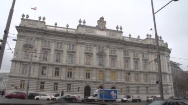 Schwarzenbergplatz 'daki Viyana Haus der Industrie sanayi lobisinde trafik vardı. Yüksek kaliteli FullHD görüntüler