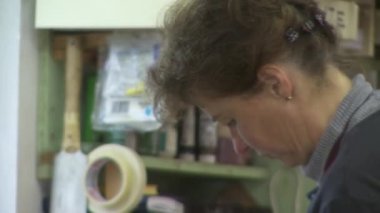 Mobilya restoratörü ve yardımcı atölyede çalışıyor. Yüksek kaliteli FullHD görüntüler