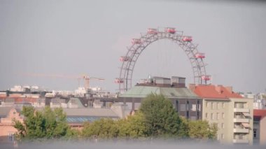 Viyana Riesenrad kentsel ufuk çizgisinin üzerinde ünlü dönme dolap. Yüksek kaliteli FullHD görüntüler