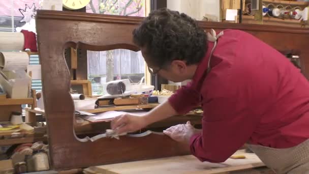 Restaurateur Meubles Assistant Travaillant Dans Atelier Des Images Fullhd Haute — Video