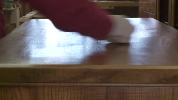Restaurador Muebles Ayudante Trabajo Taller Imágenes Fullhd Alta Calidad — Vídeo de stock