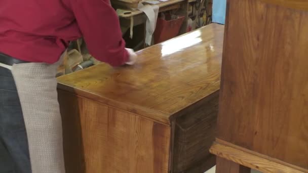 Реставратор Мебели Помощник Работающий Мастерской Высококачественные Fullhd Кадры — стоковое видео