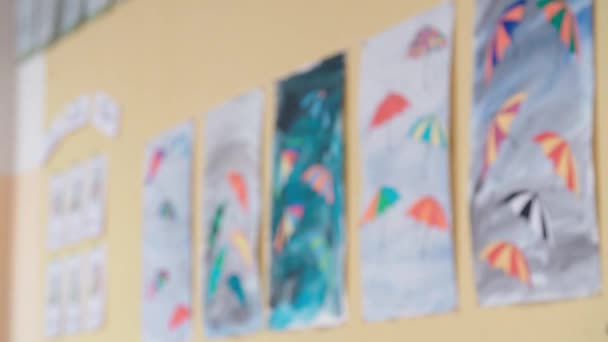 Niños Pinturas Paraguas Aula Imágenes Alta Calidad — Vídeos de Stock