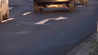 Sabah trafiğinde araba egzozu. Yüksek kaliteli FullHD görüntüler
